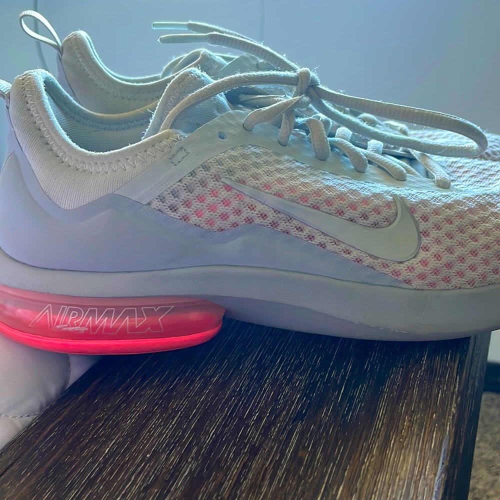Women’s Nike Shoes 8.5